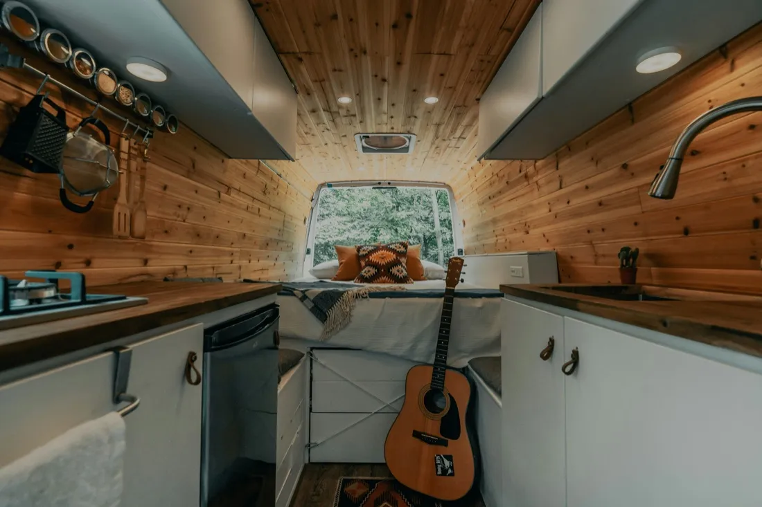 Ausgebauter Camper-Innenraum mit Holzverkleidung