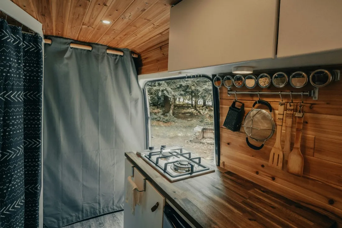 Küchenmodul mit Gaskocher im Campervan