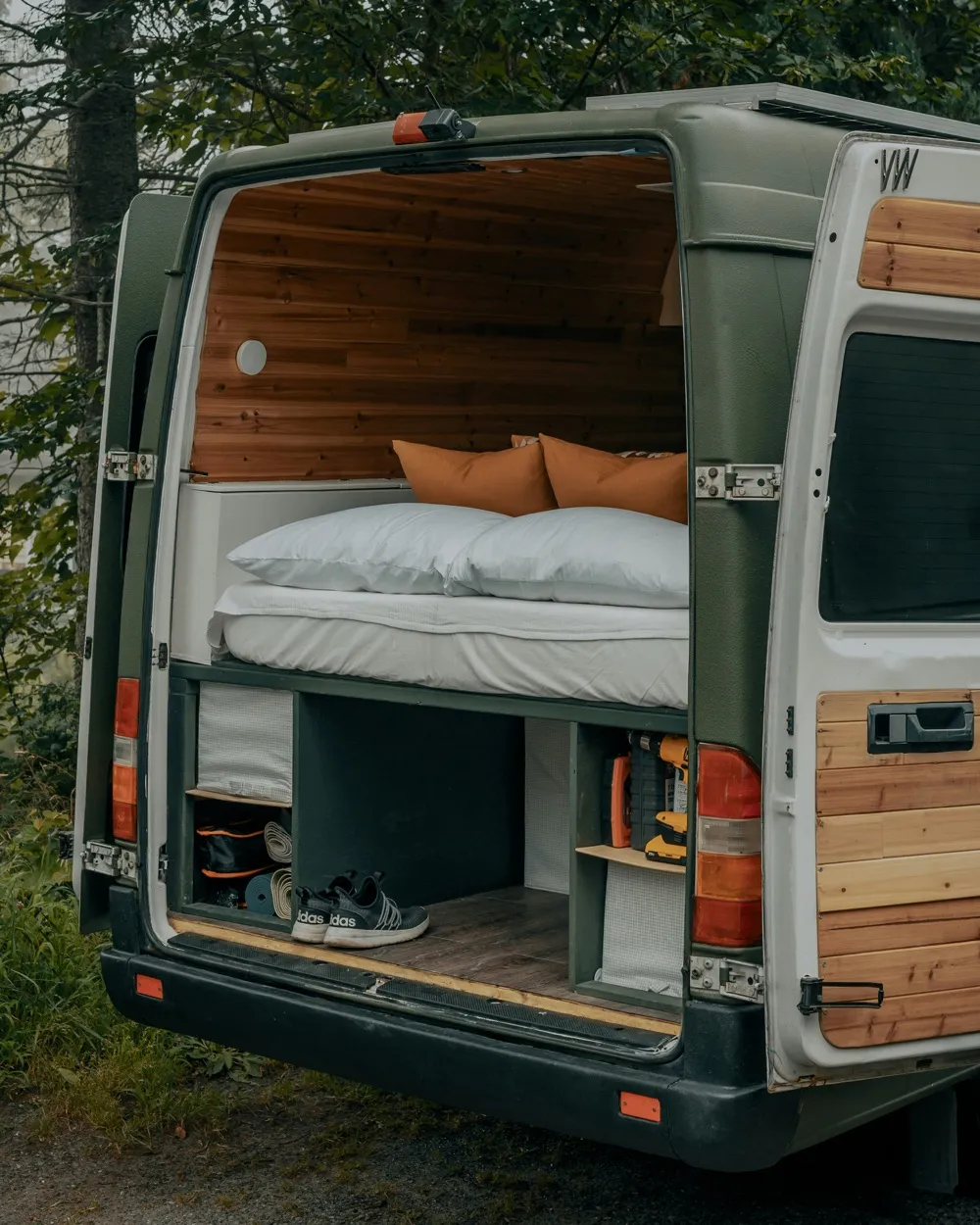 Heckansicht mit Bett und Stauraum